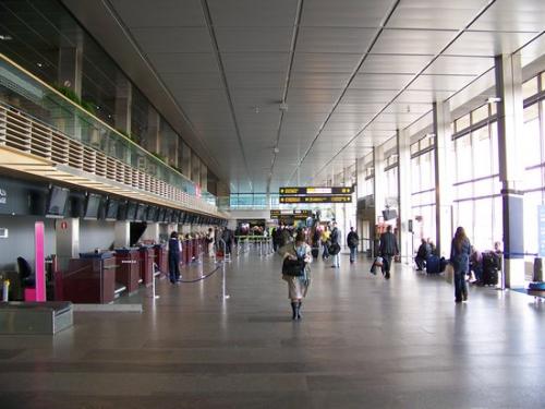Flughafen Riga RIX (100_1134.JPG) wird geladen. Eindrucksvolle Fotos aus Lettland erwarten Sie.